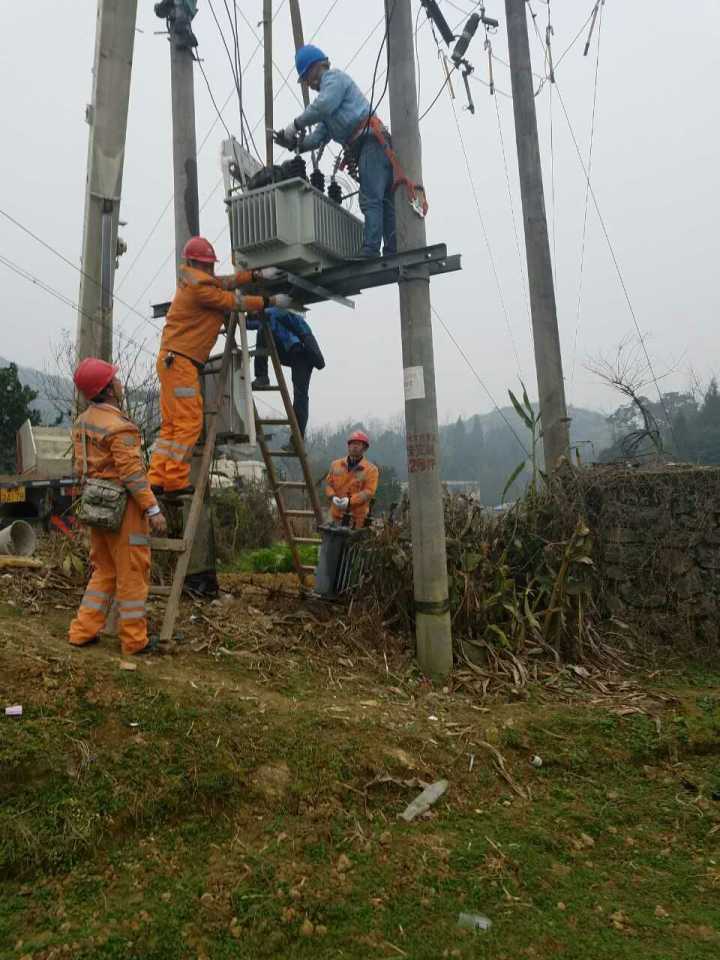 守護燈火，電力人在行動——松桃供電局一線員工春節(jié)保電側(cè)記