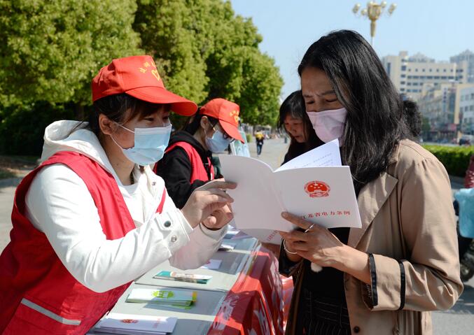 國網建湖供電廣場宣傳《江蘇省電力條例》