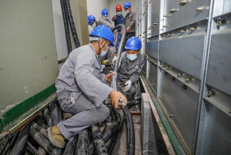 與時(shí)間賽跑，為生命加速 電力員工星夜鏖戰(zhàn)為醫(yī)院用電“增容”