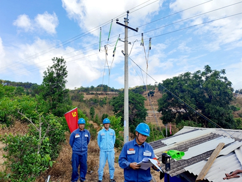 鳳慶供電局營盤供電所黨員突擊隊(duì)奮力搶修保光明