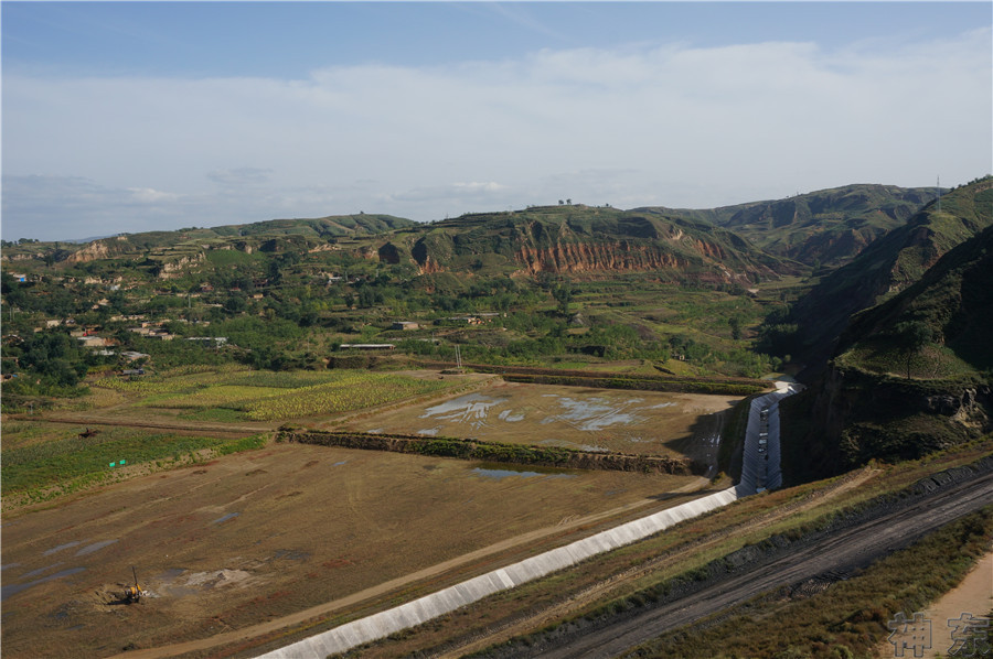 煤矸石填溝造地，千畝溝壑變良田