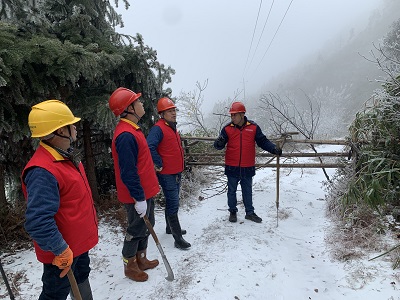 國網(wǎng)東安供電公司不畏寒潮 低溫雨雪保供電