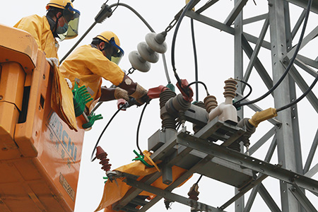 連云港東海縣供電公司帶電作業(yè)班及時(shí)排除用電故障