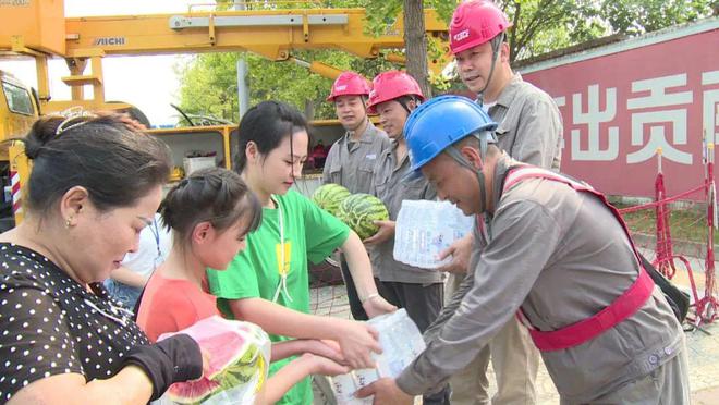 四川什邡：電力工人高溫保電忙，社區(qū)群眾熱情慰問表感謝