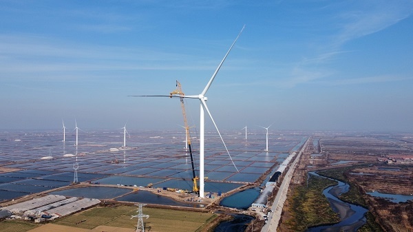 全球最大起重機完成首秀 成功吊裝陸上最大風機