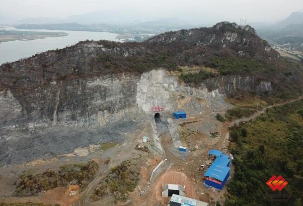 廣東清遠(yuǎn)電廠鐵路專用線雞嘴山隧道貫通