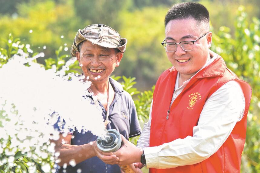 駐村第一書記譚偉：帶領(lǐng)村民搞種植 小村走上致富路