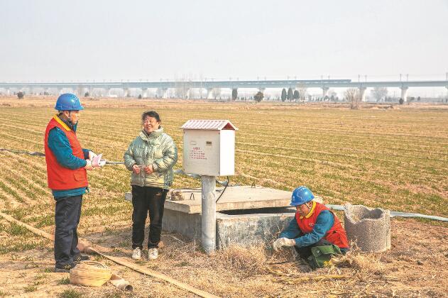 山東省梁山縣：黃河灘區(qū)上，井在地頭，電到井口