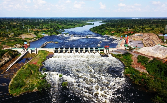 中國電建設(shè)計承建的烏干達(dá)最大水電站首臺機(jī)組并網(wǎng)發(fā)電