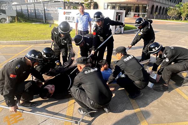 圖為保安隊(duì)組織開展專項(xiàng)防恐應(yīng)急演練