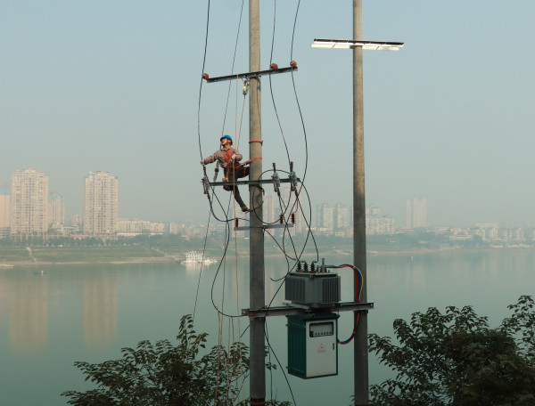 宜賓供電配變?cè)鋈萁夤喔入y題 水上高山潤(rùn)萬畝桔園片綠