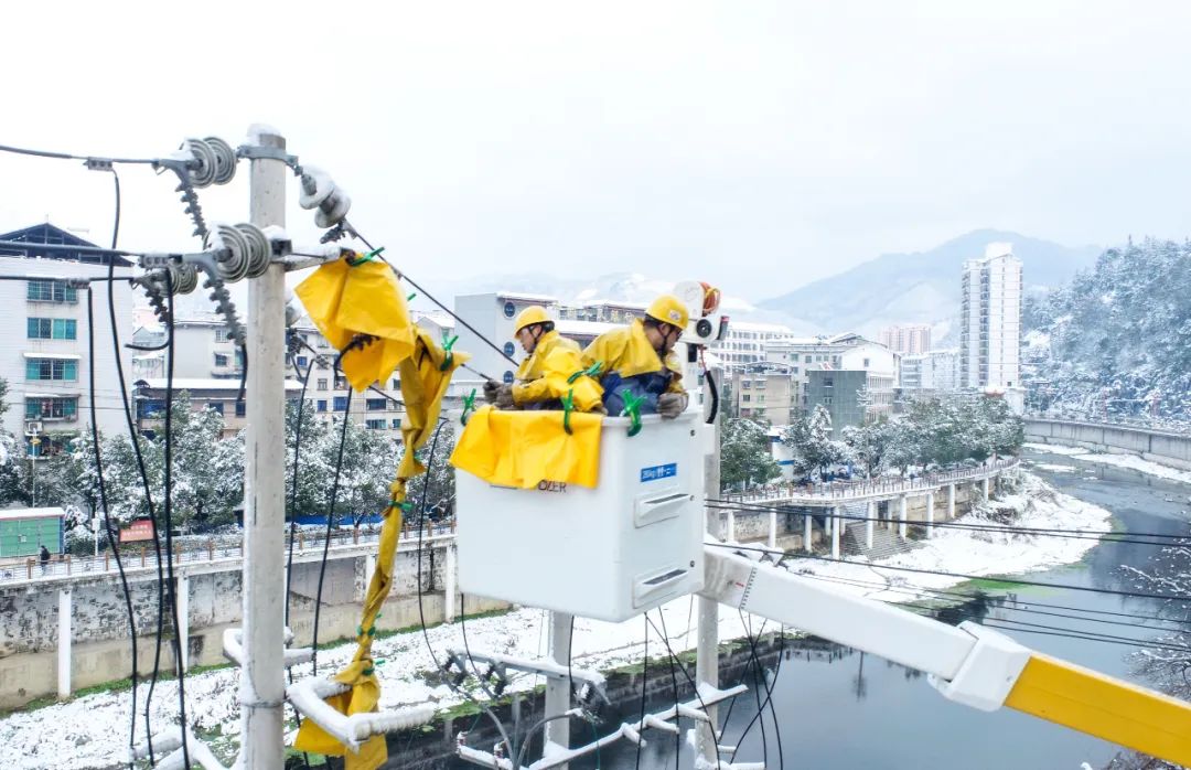 貴州臺(tái)江供電局帶電作業(yè)除隱患 群眾冬季暖過冬