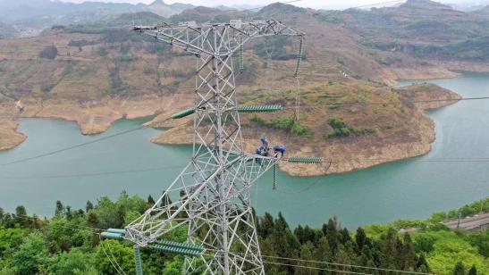 貴州興義供電局高空之上，用責(zé)任守護(hù)安全送去光明