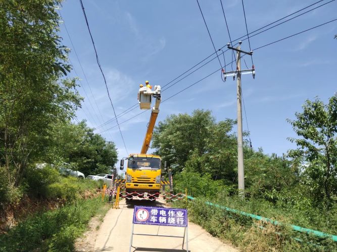 國網洛南縣供電公司“帶電作業(yè)”保障“三夏”供電