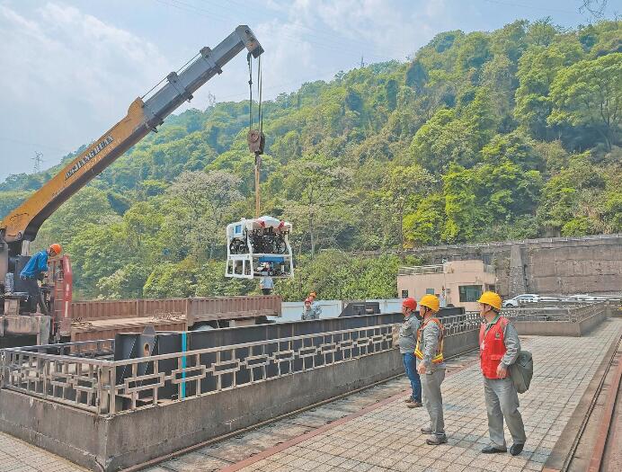 國網湖南電力公司自主研發(fā)水下巡檢作業(yè)機器人