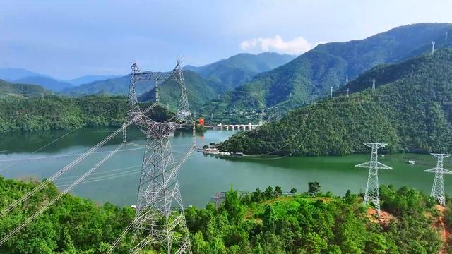 瀾滄江上巡線工 風(fēng)雨無阻保供電