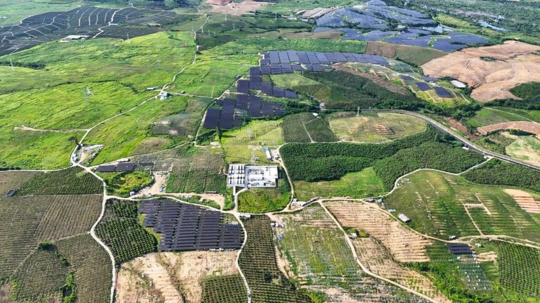 海南東方市大田鎮(zhèn)牙炮村100兆瓦農光互補/儲能項目首次并網發(fā)電